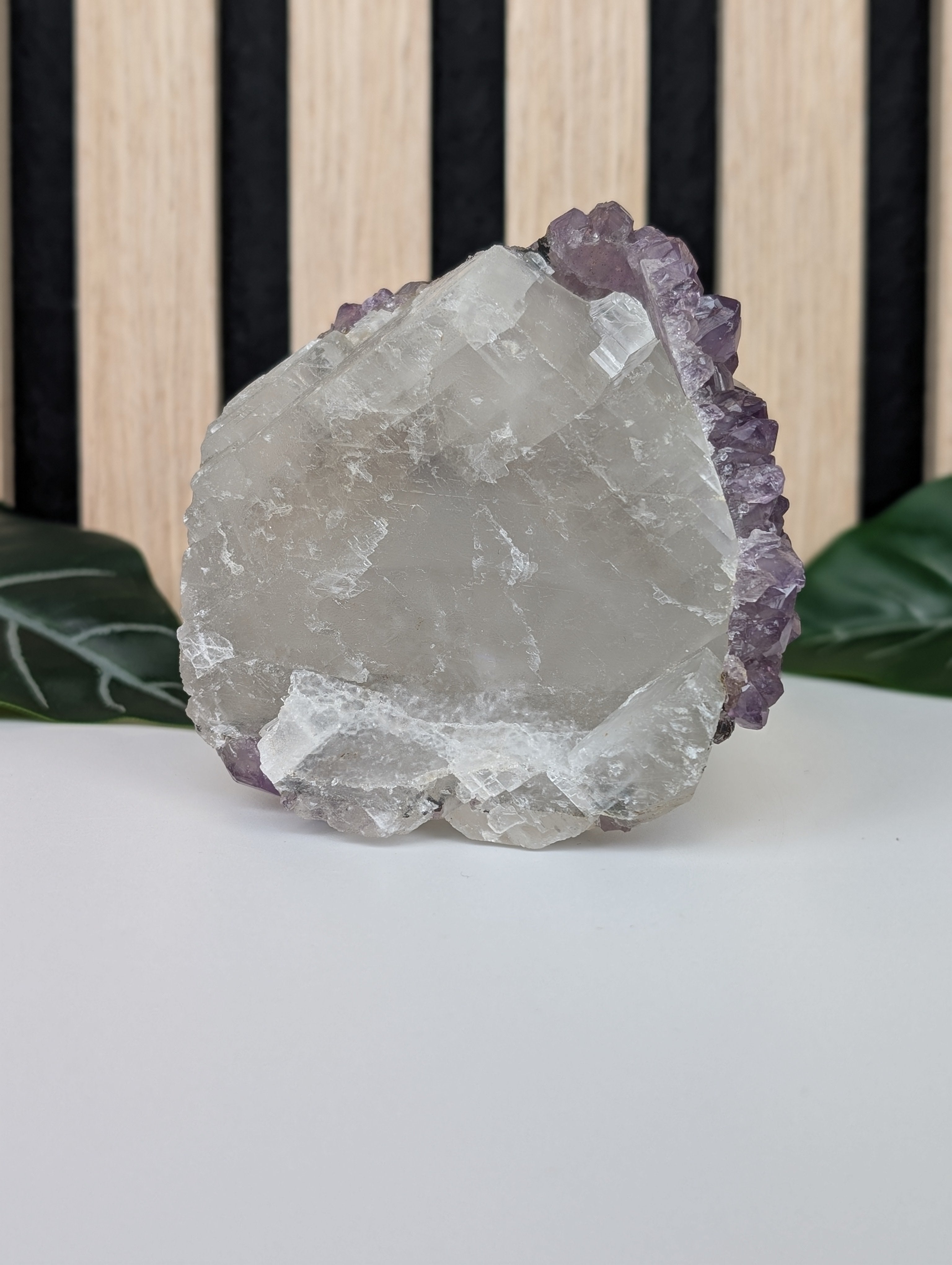 Amethyst Freiform 4 mit Calcit und Hematit