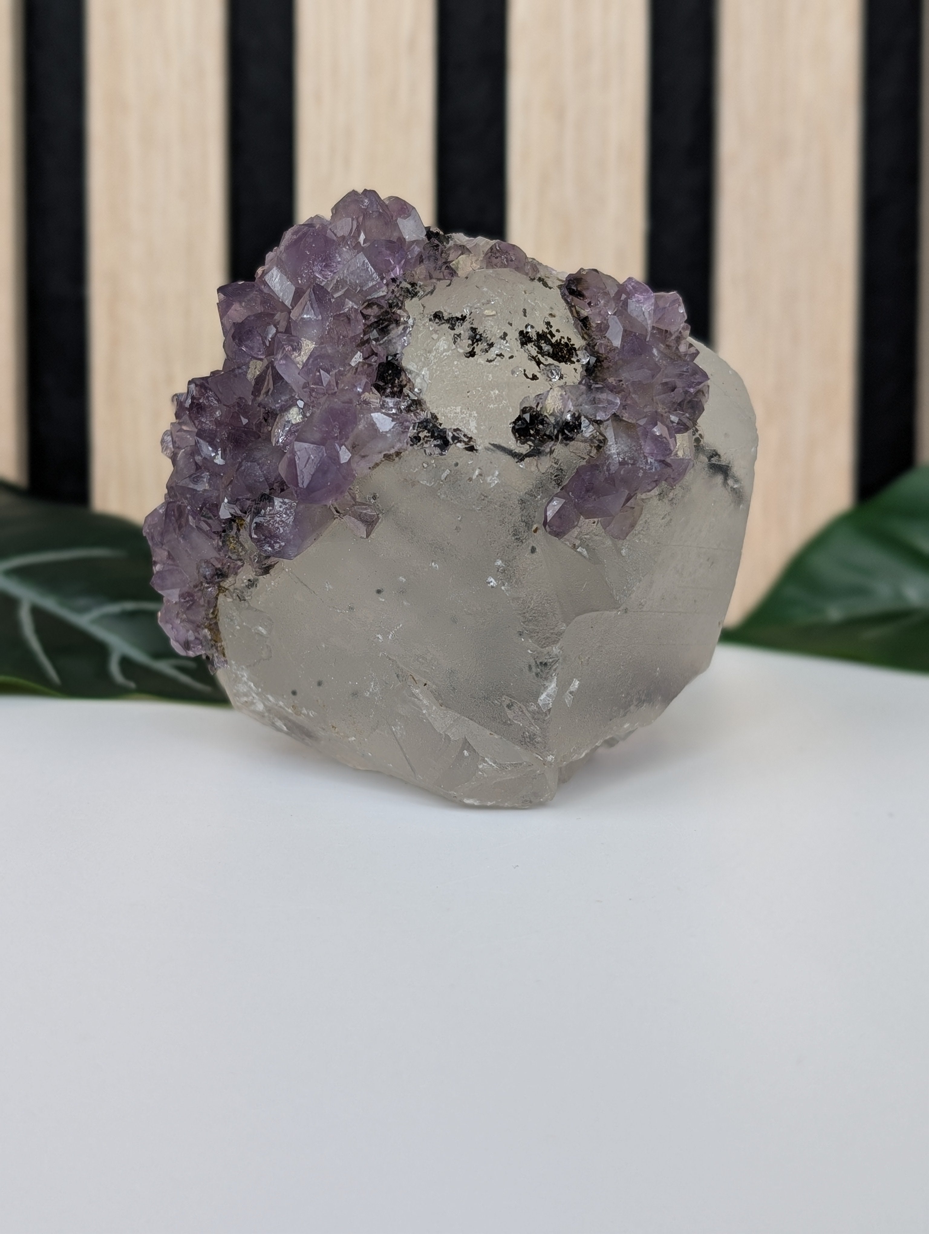 Amethyst Freiform 4 mit Calcit und Hematit