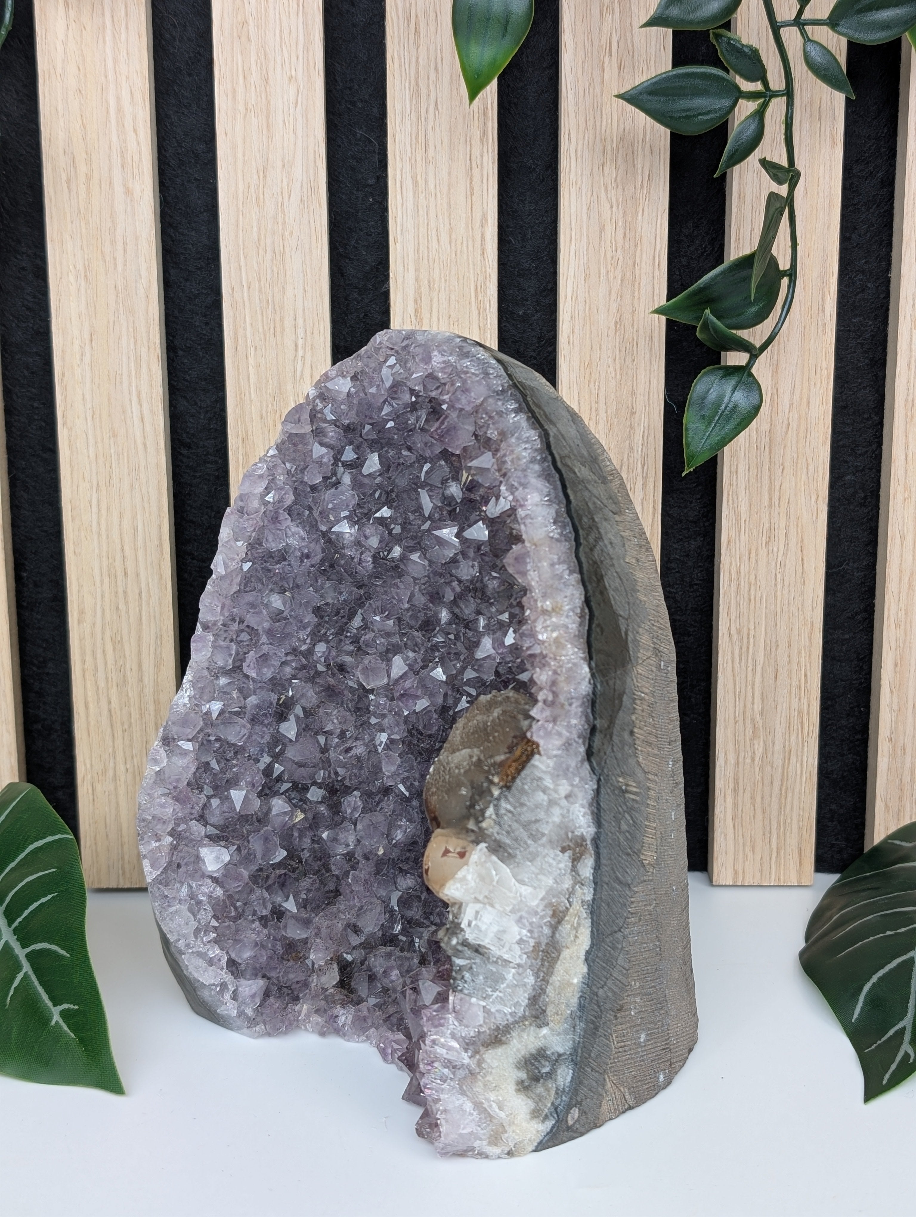 Amethyst Druse mit Calcit und Hematit