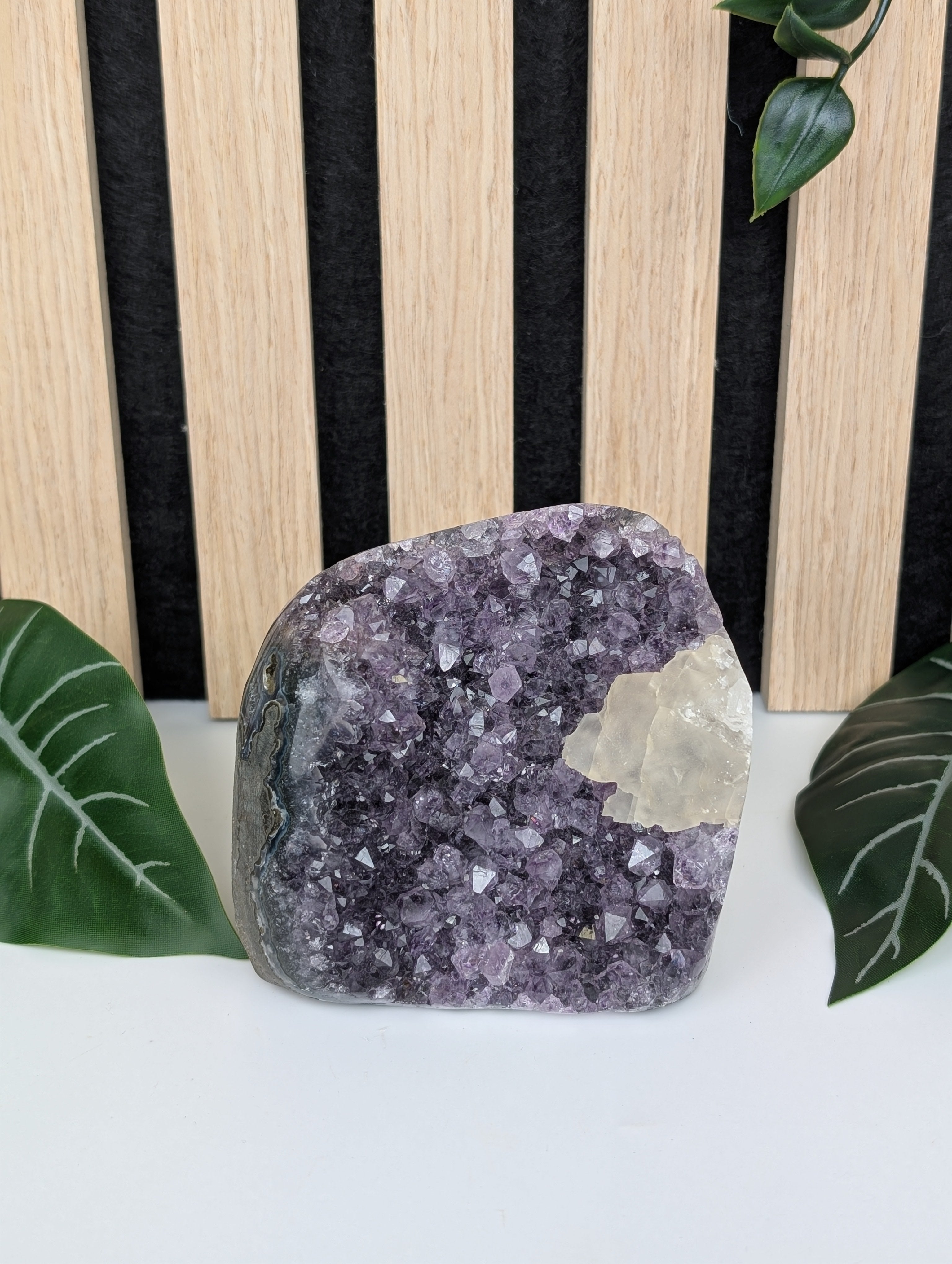 Amethyst Druse mit Calcit 2