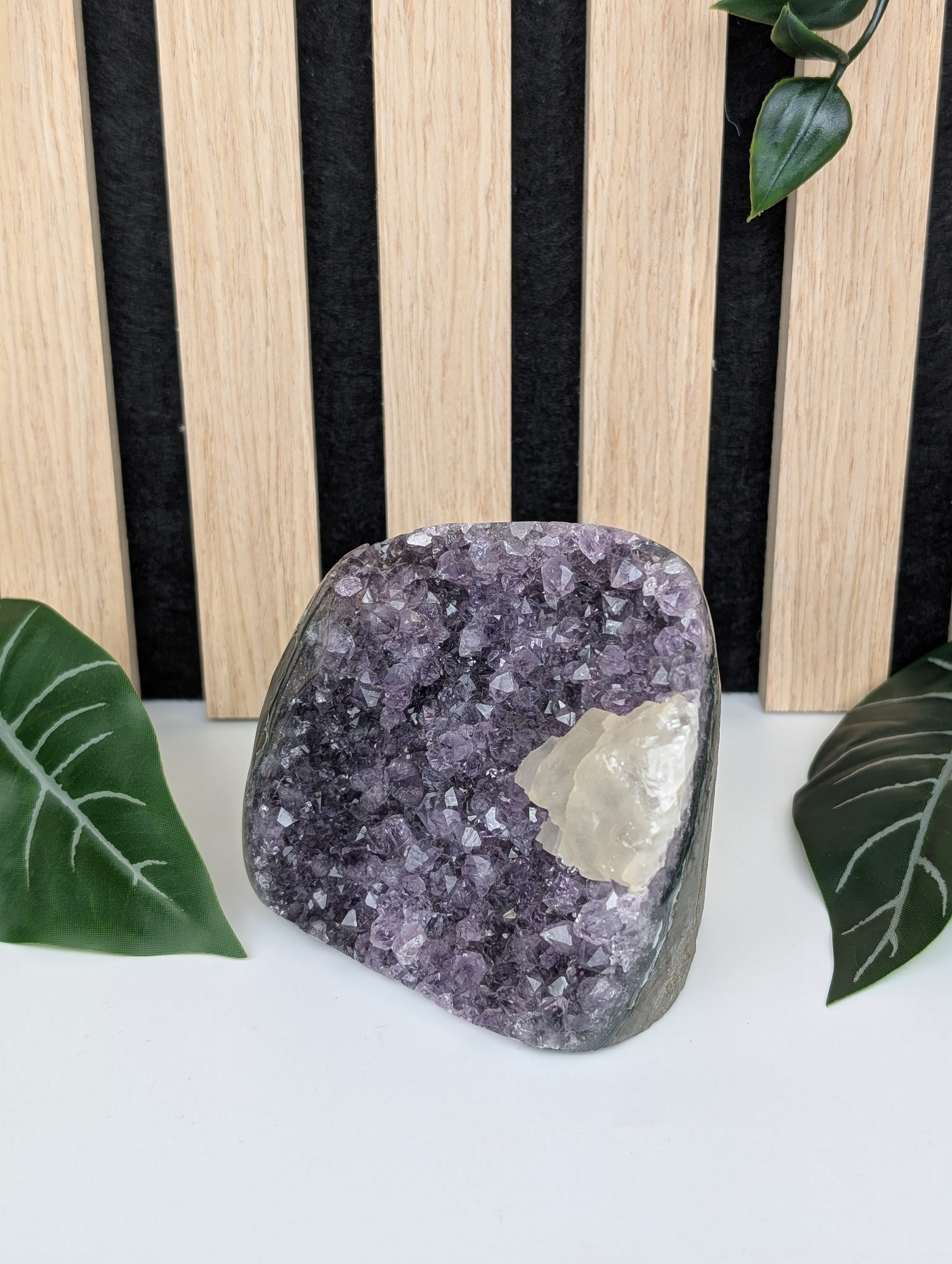 Amethyst Druse mit Calcit 2