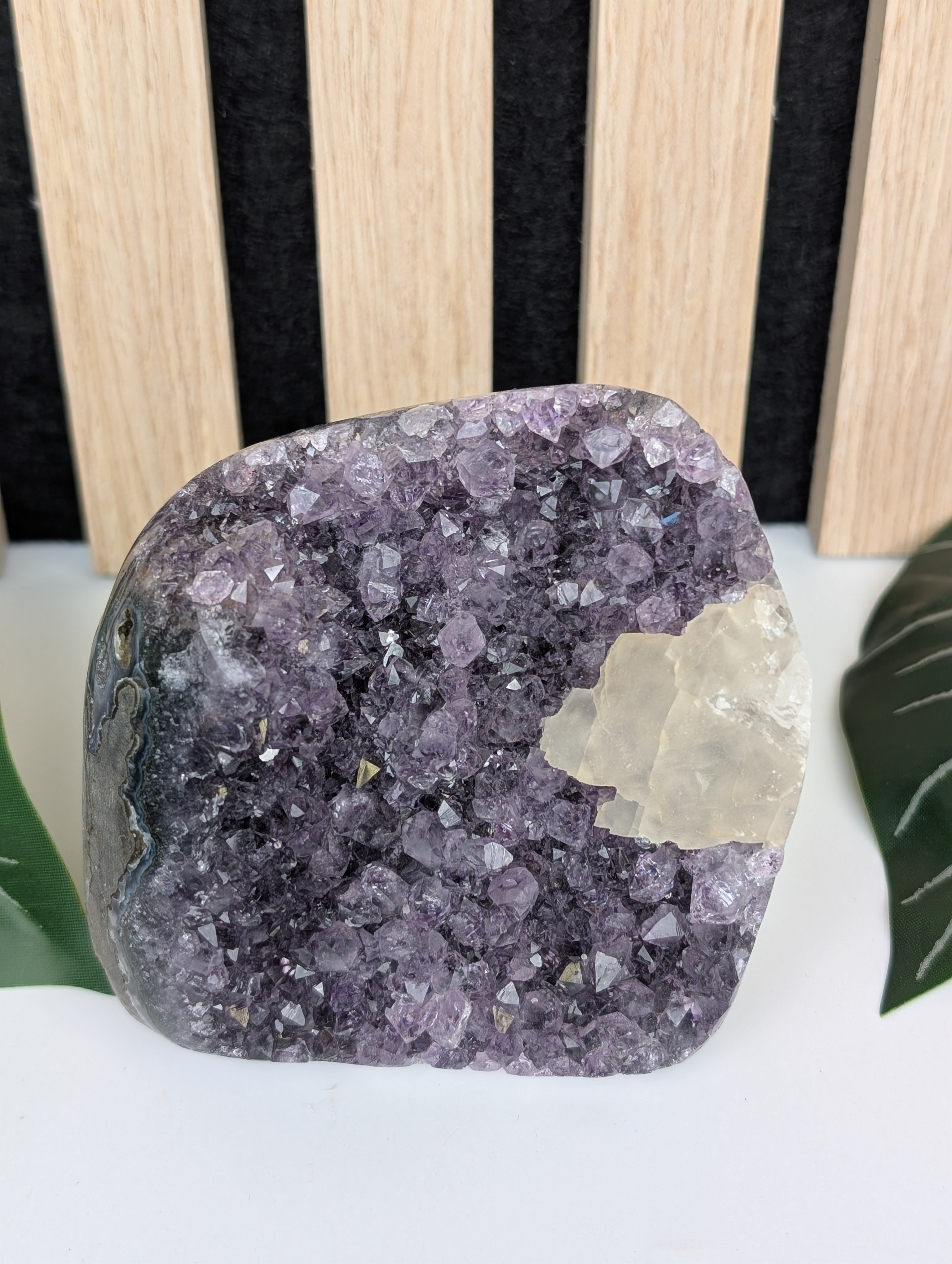 Amethyst Druse mit Calcit 2