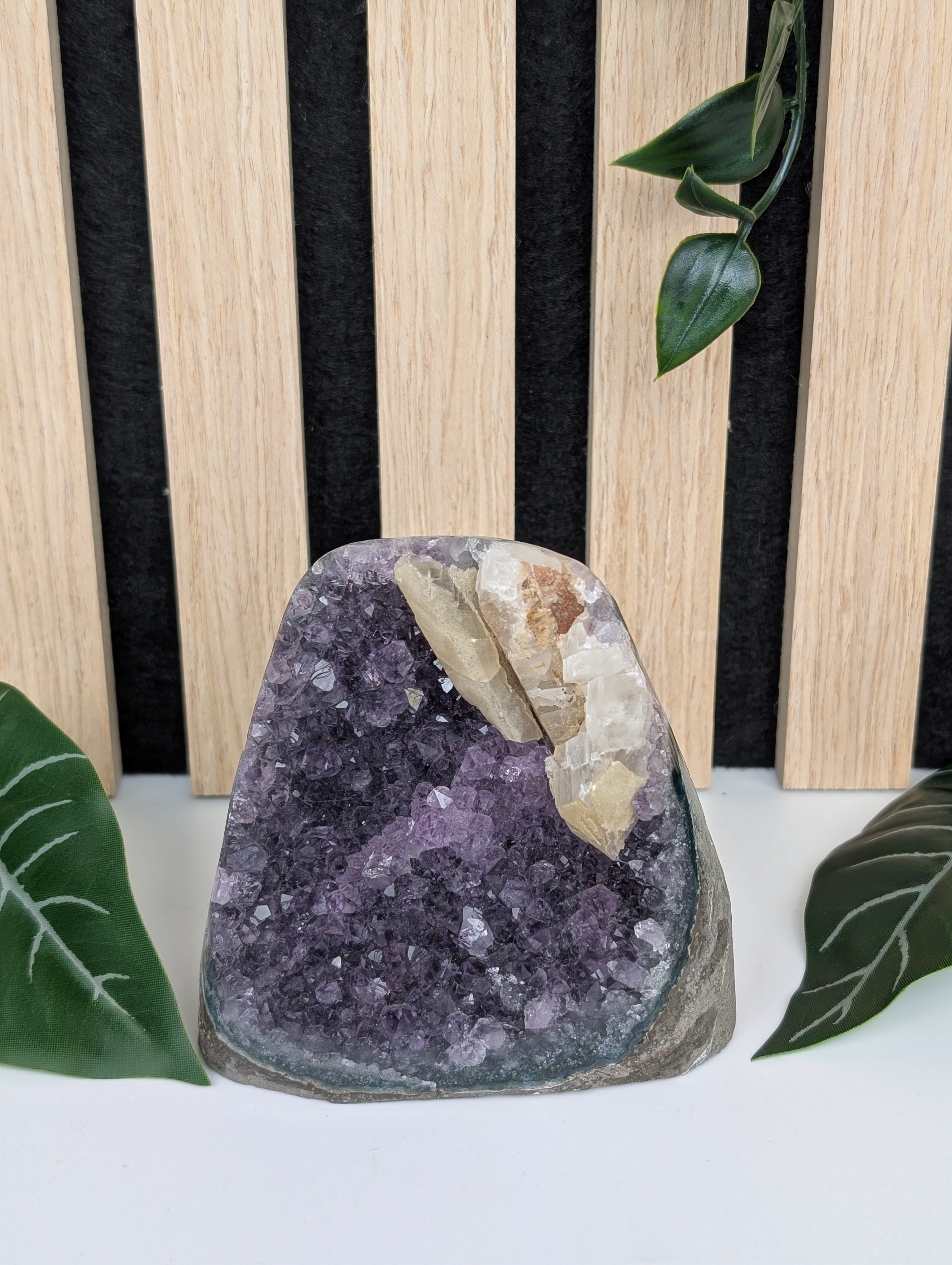 Amethyst Druse mit Calcit und Hematit 2