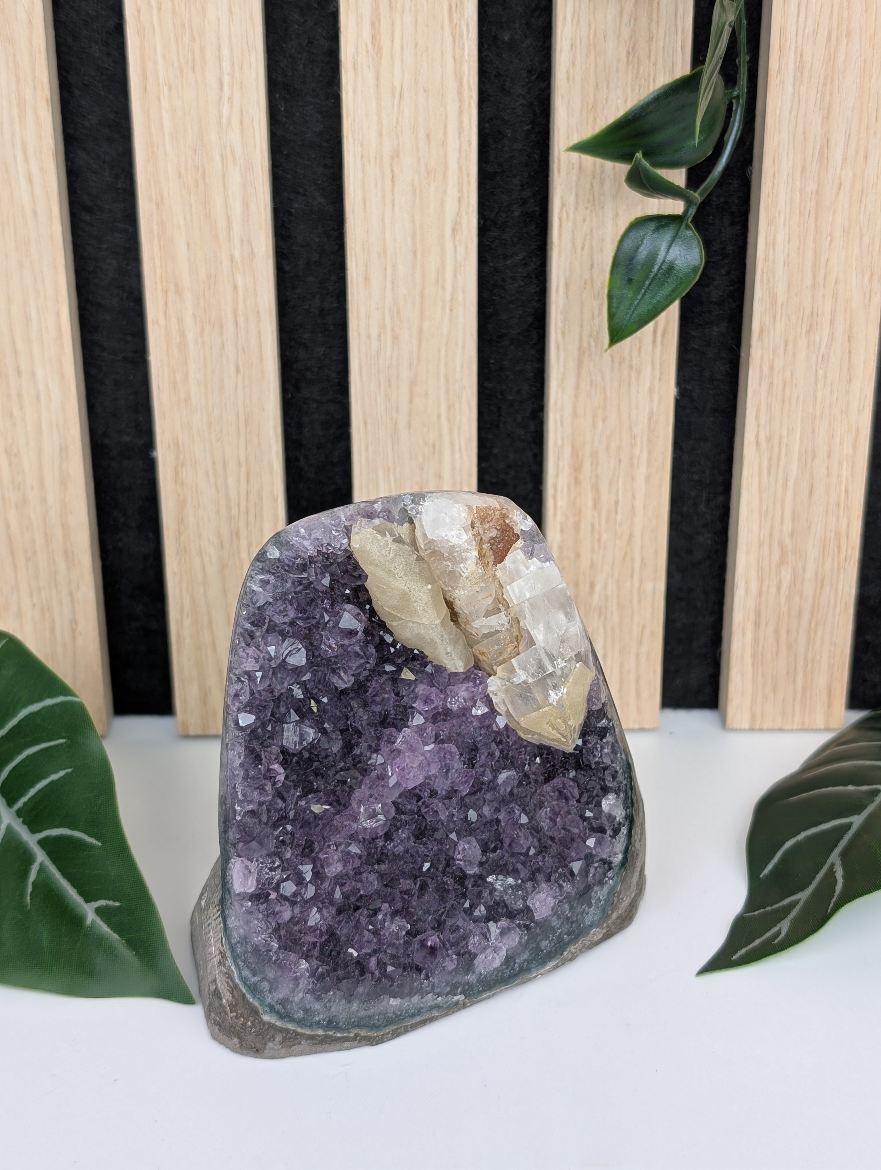 Amethyst Druse mit Calcit und Hematit 2