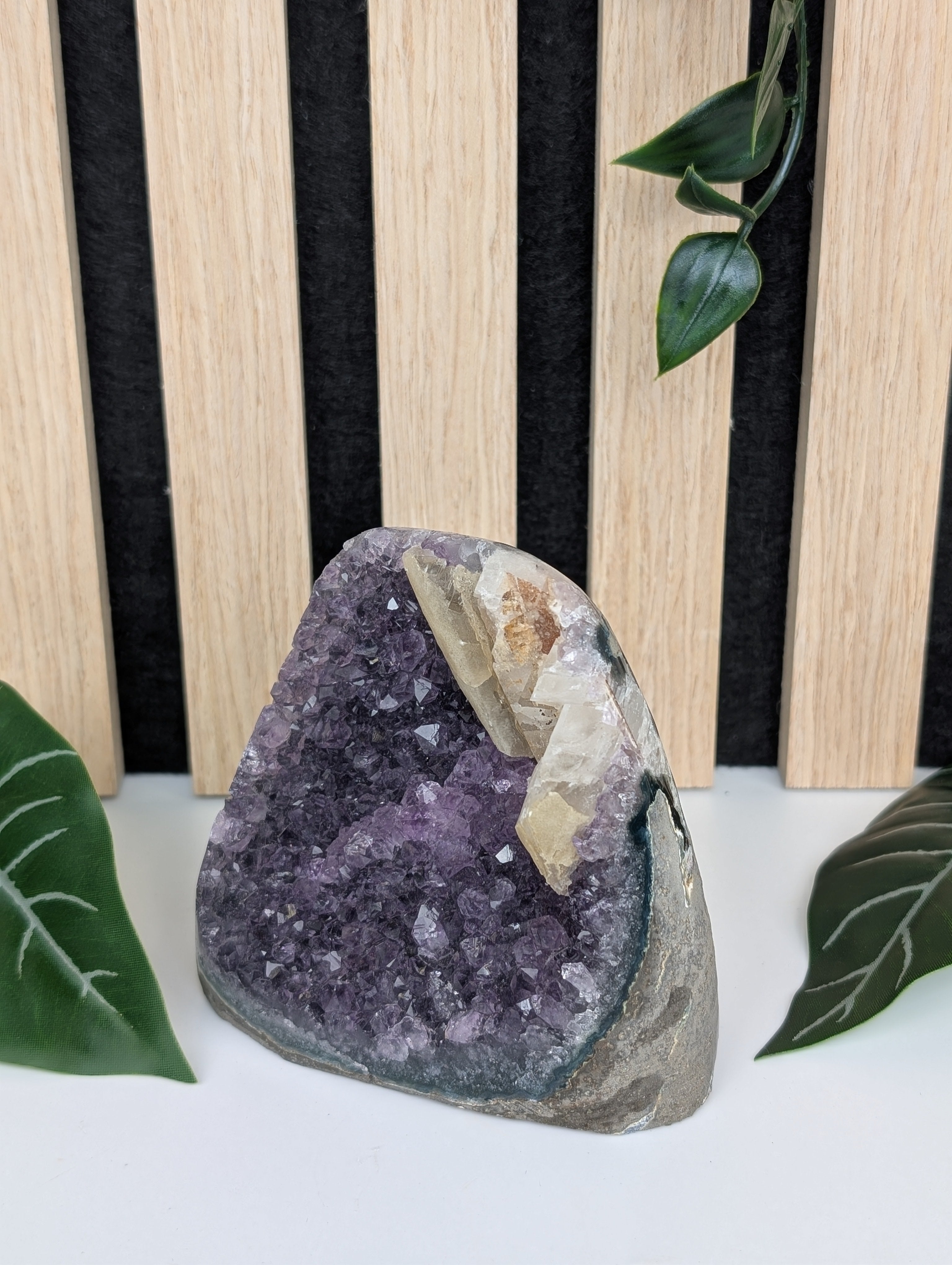 Amethyst Druse mit Calcit und Hematit 2