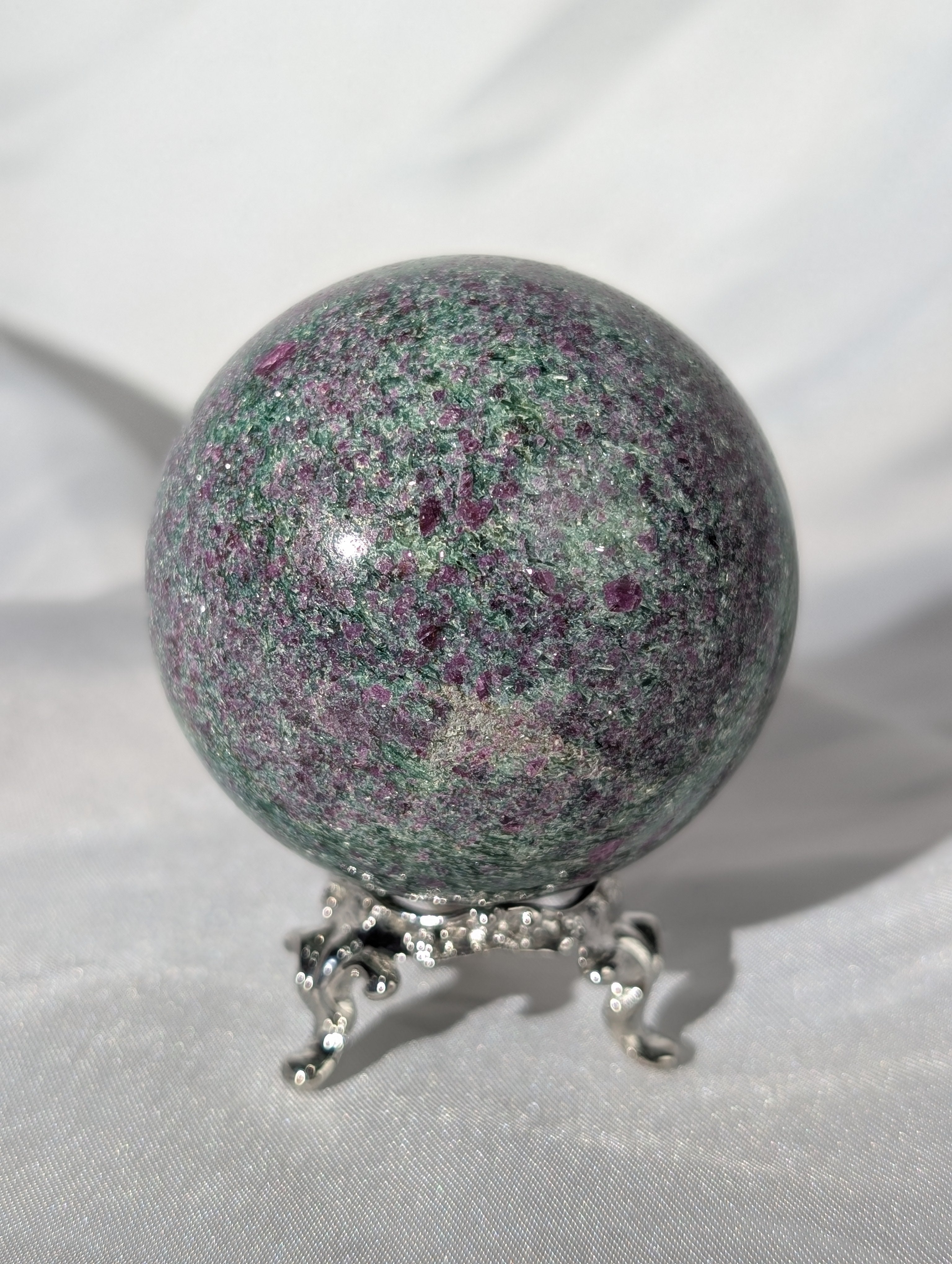 Fuchsit, Rubin, Muskovit (Mica) Kugel