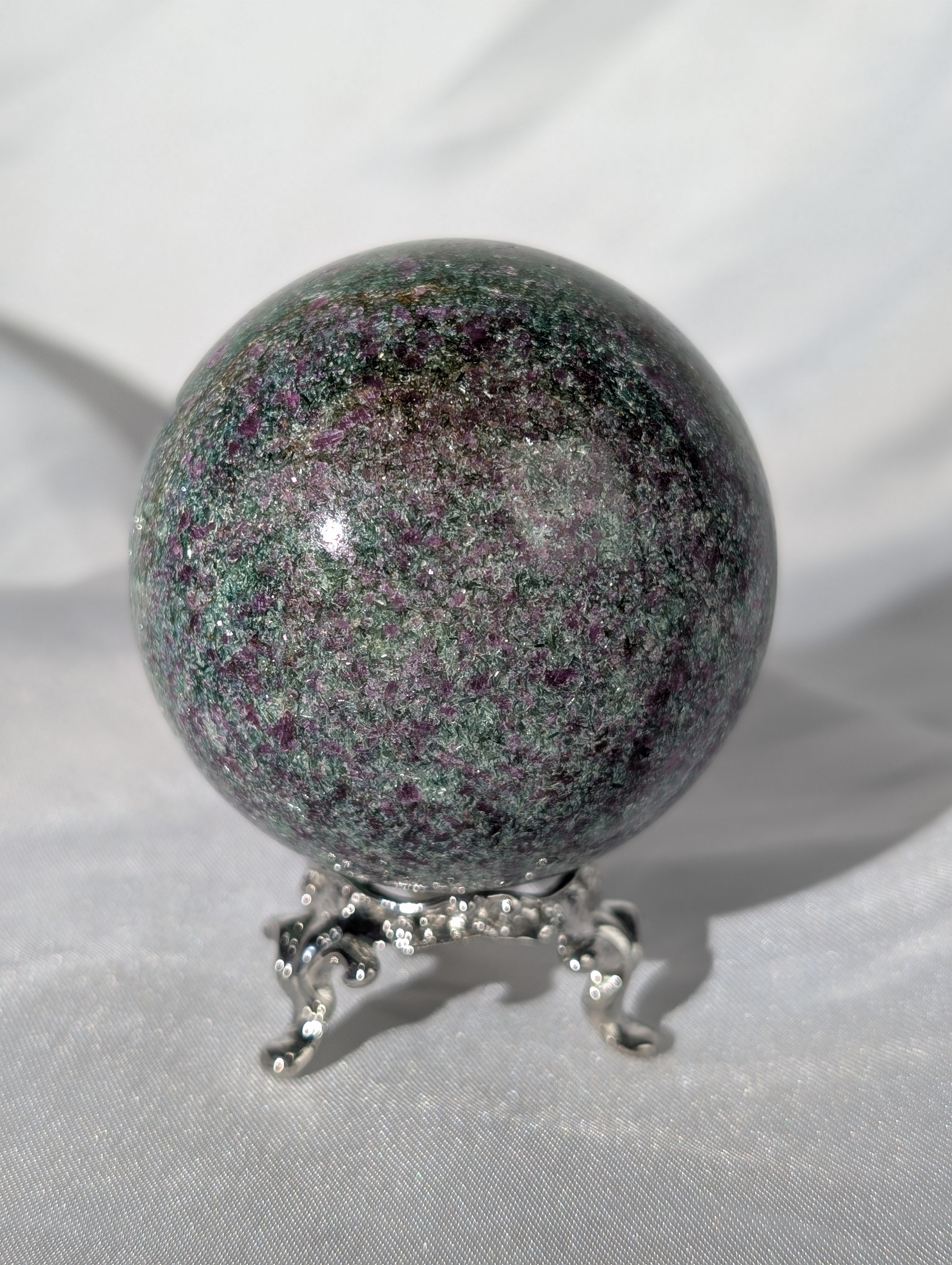 Fuchsit, Rubin, Muskovit (Mica) Kugel