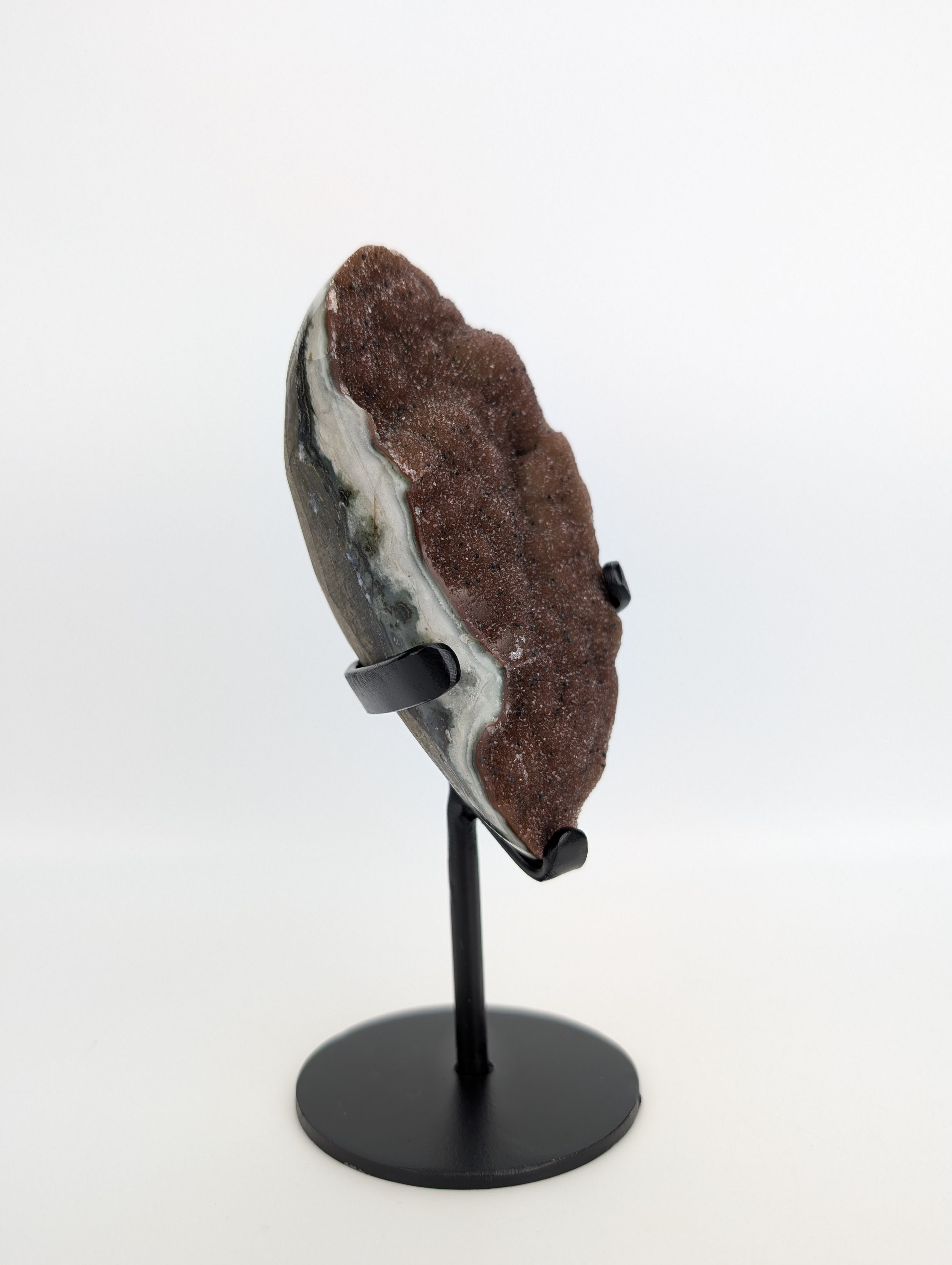 Regenbogen Amethyst auf Stand rot/braun