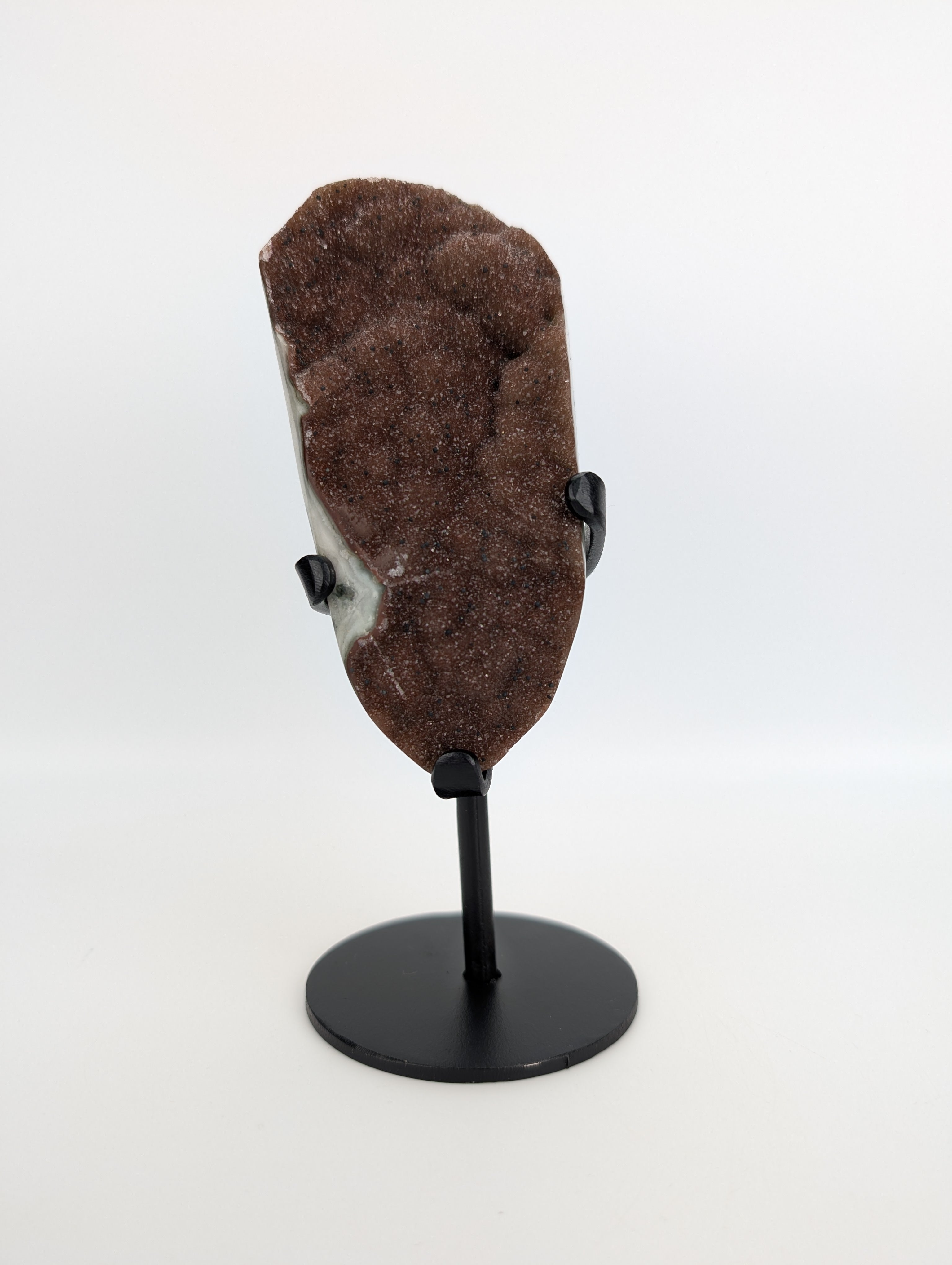 Regenbogen Amethyst auf Stand rot/braun