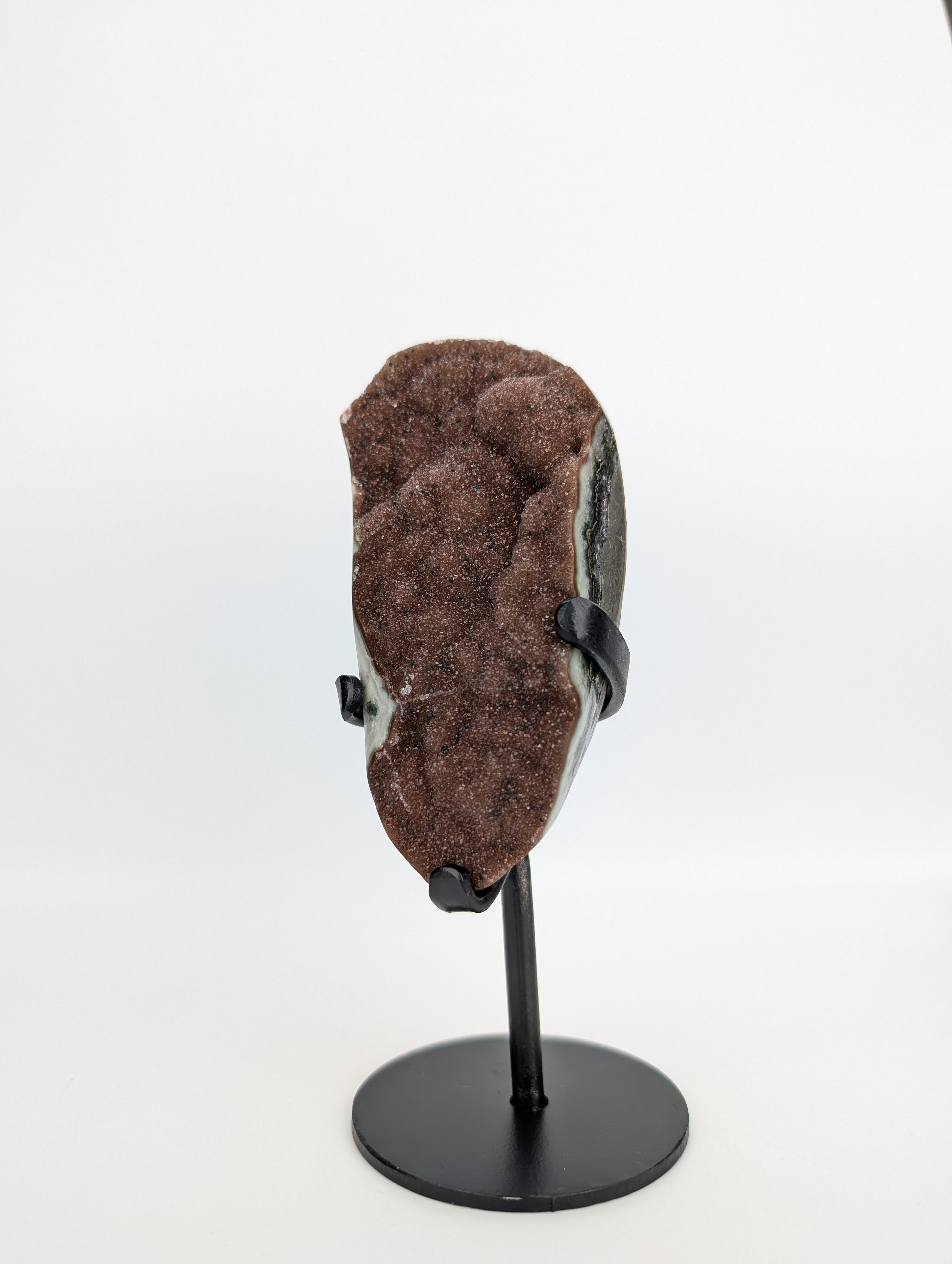 Regenbogen Amethyst auf Stand rot/braun