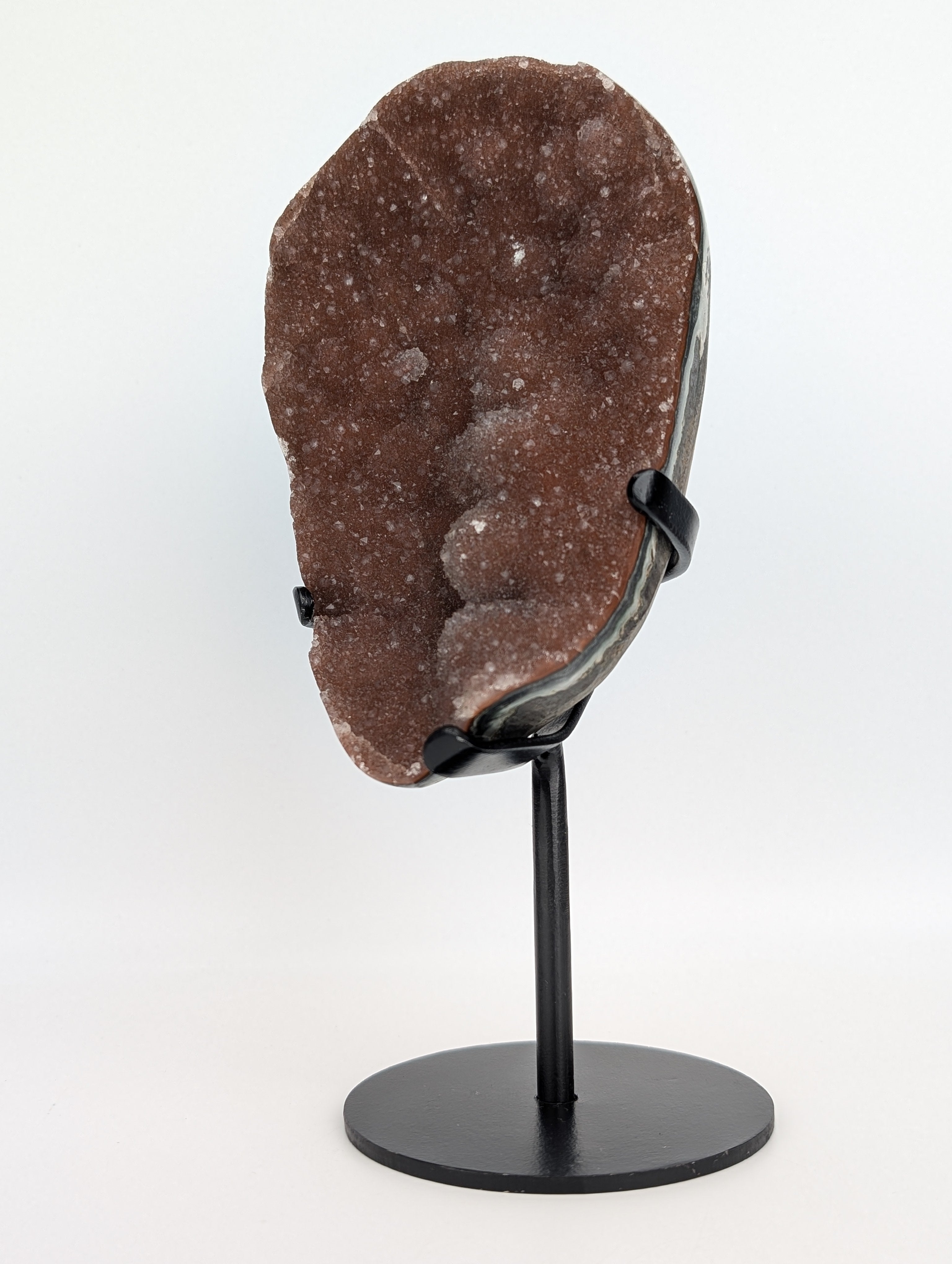 Regenbogen Amethyst auf Stand rot