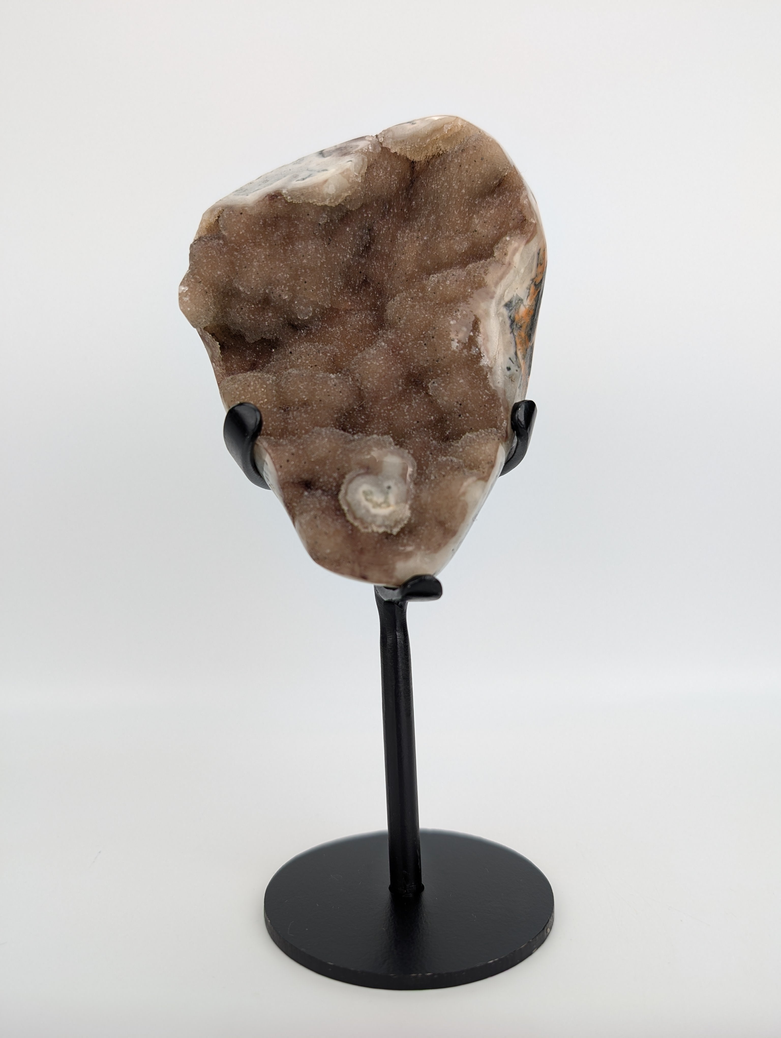 Regenbogen Amethyst auf Stand beige