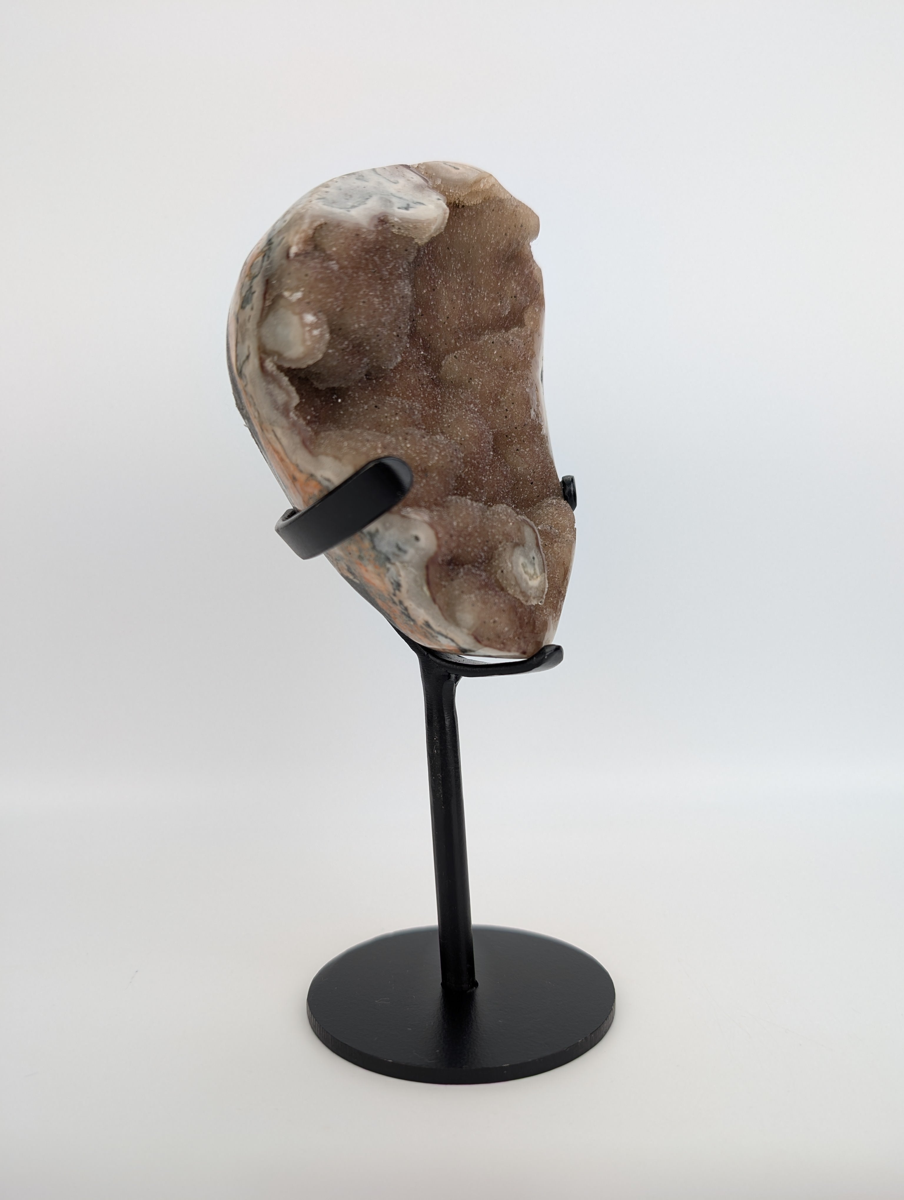 Regenbogen Amethyst auf Stand beige