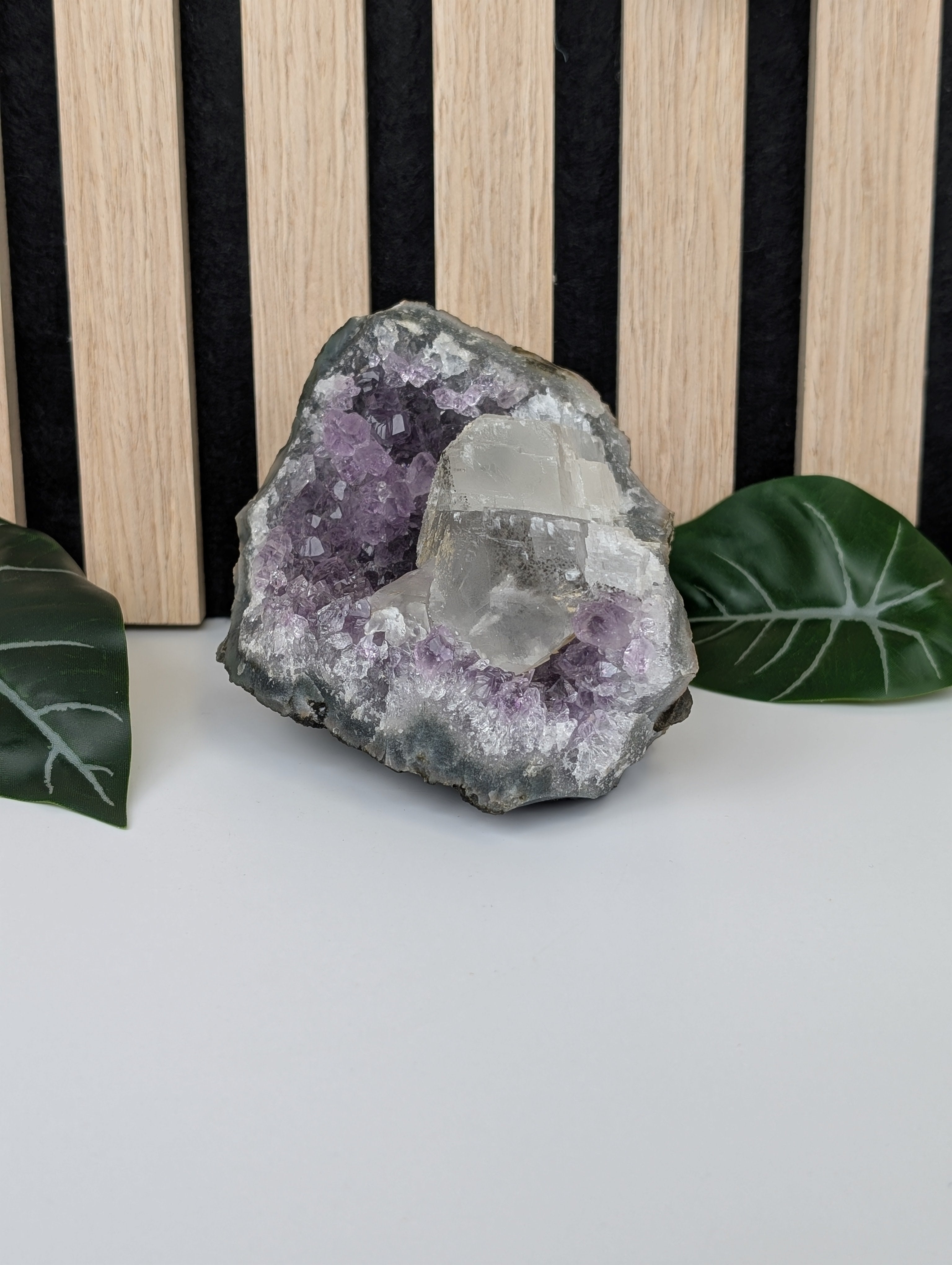 Amethyst Freiform mit Calcit