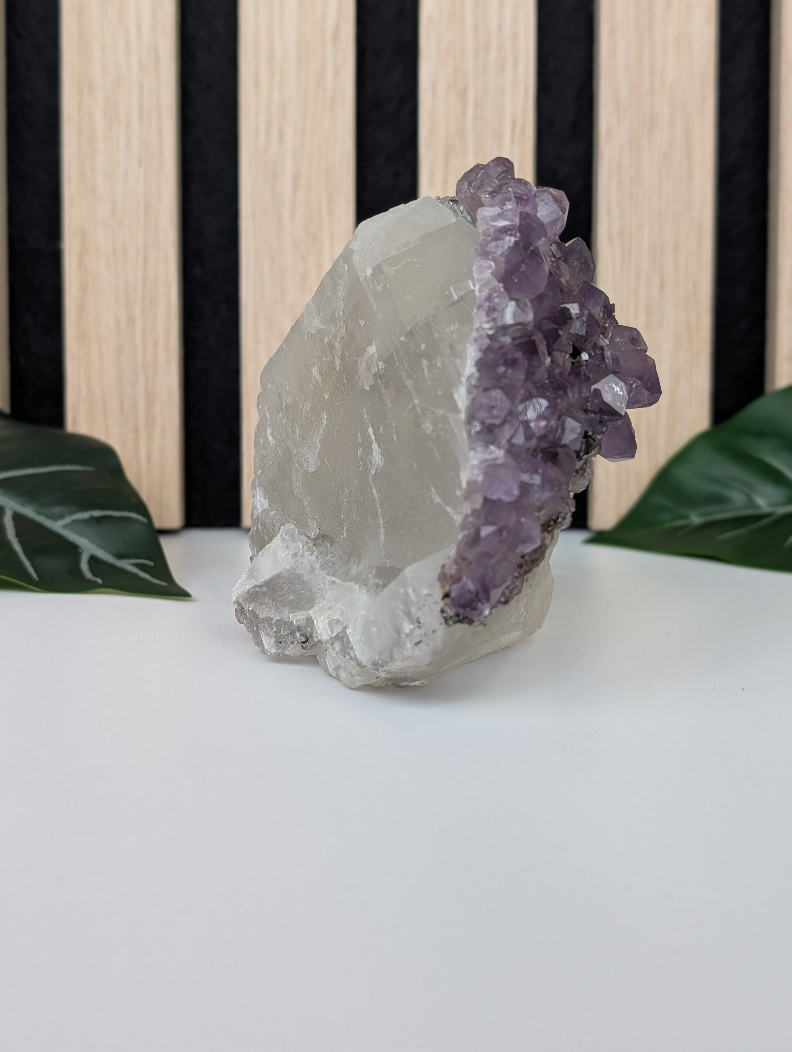 Amethyst Freiform 4 mit Calcit und Hematit
