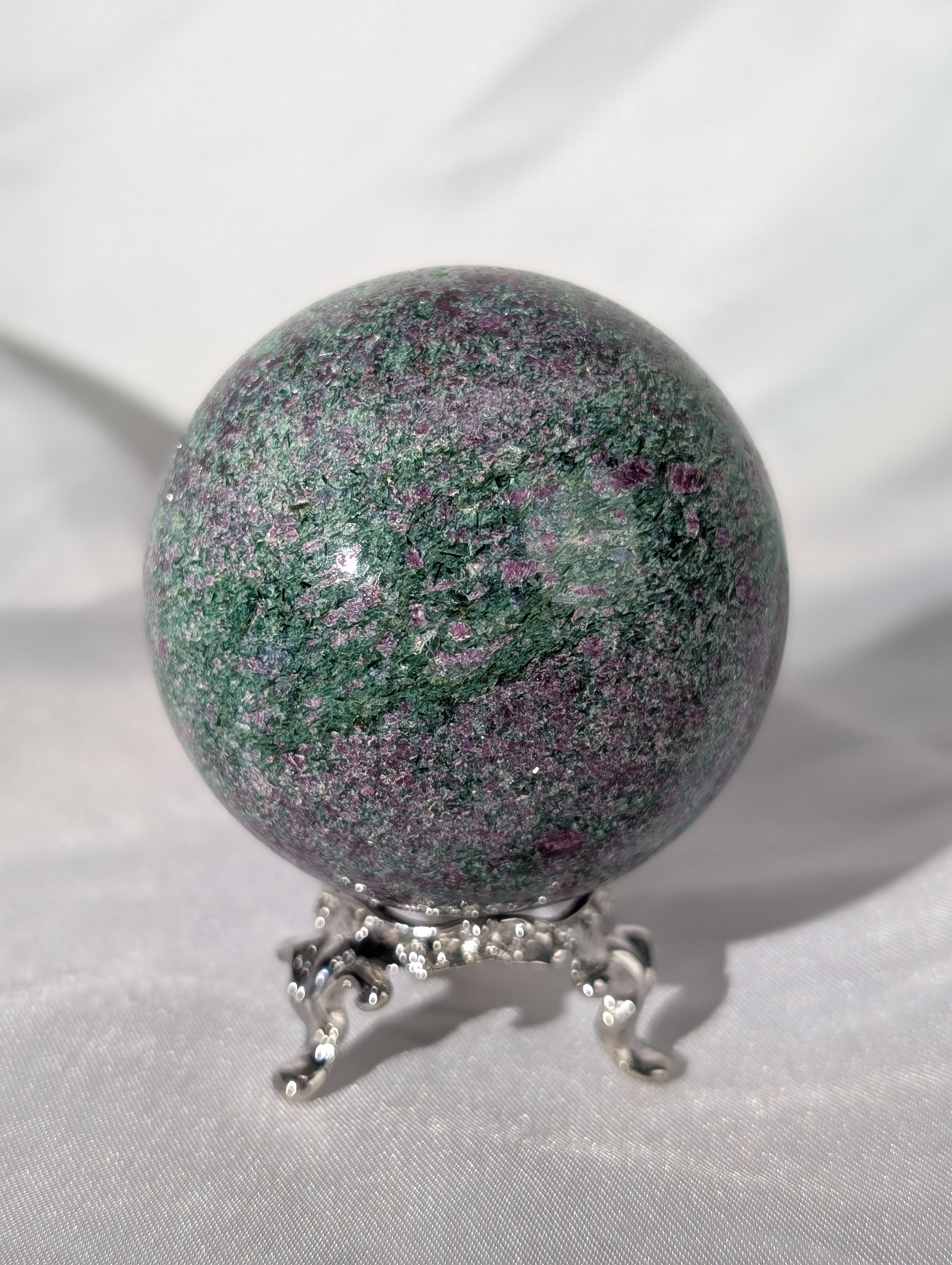 Fuchsit, Rubin, Muskovit (Mica) Kugel