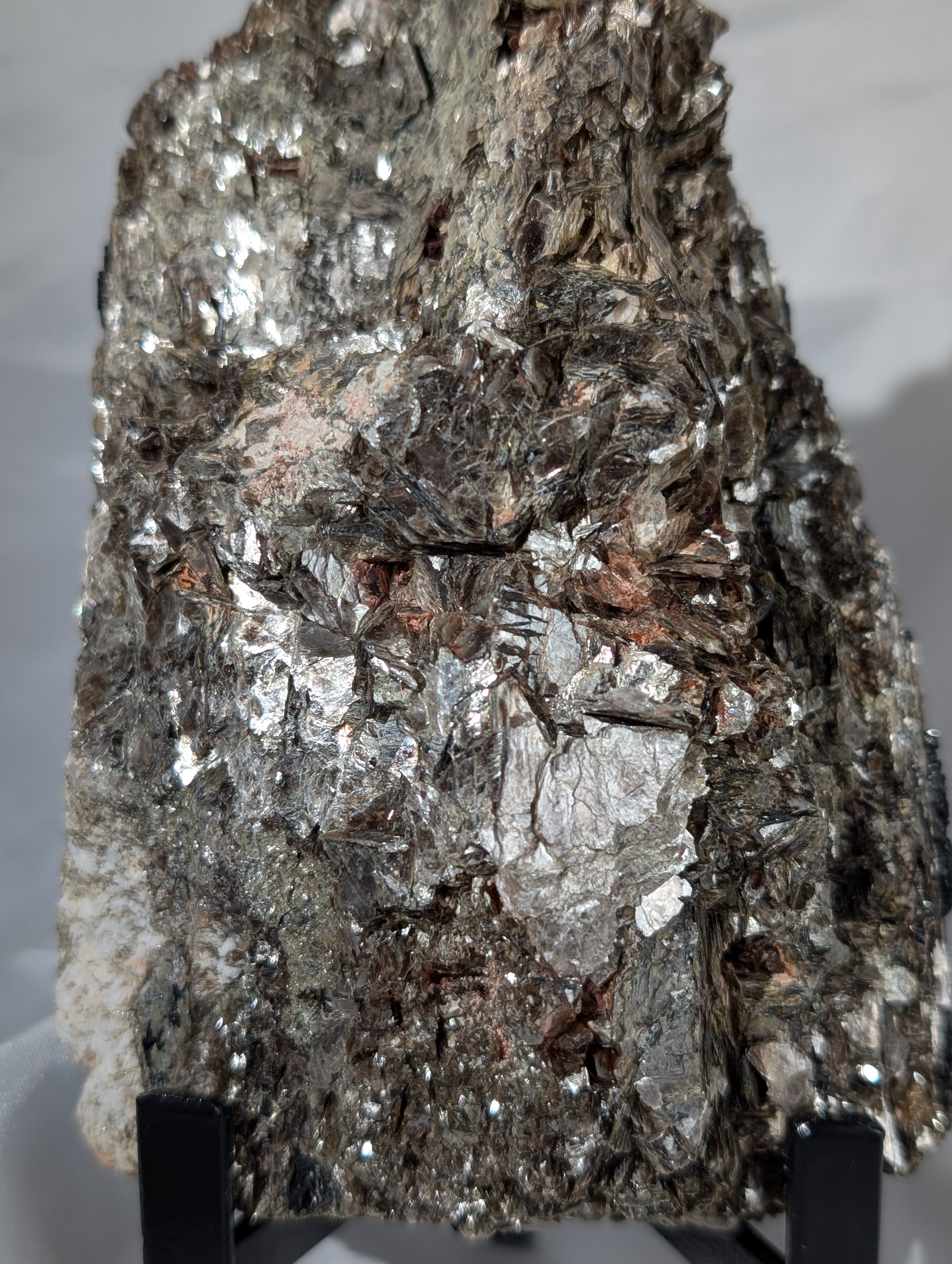 Turmalin & Muskovit Freiform auf Stand